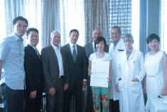 苏菲陪同中国客户在瑞士钻石医院接受授权合作证书