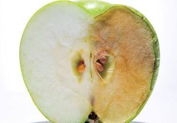 切开的苹果放在空气中会被氧化，就出现“生锈”一样的褐色，